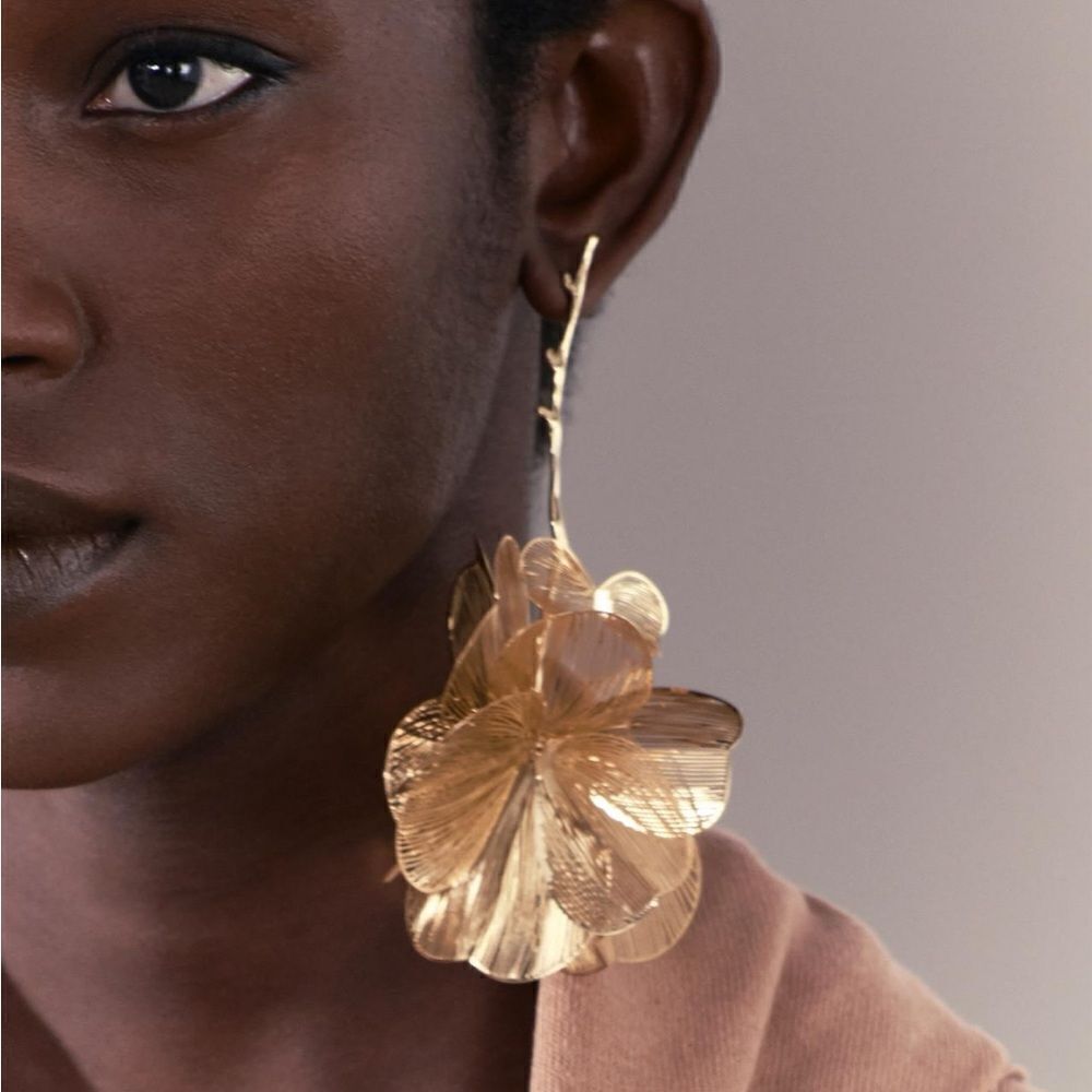Gold flower dangle earrings N600